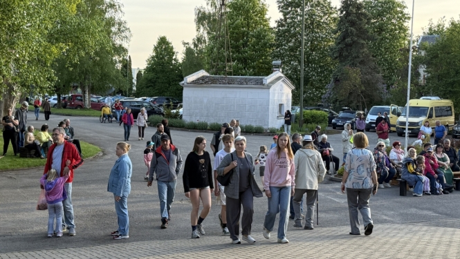 Plašs un krāsains apmeklētāju skaits muzeja pagalmā Muzeju nakts pasākuma laikā