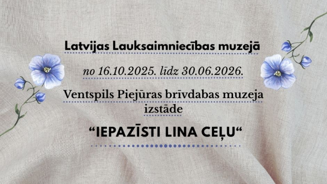 Foto izstādes afiša. Attēlā redzamas zilas puķes uz pelēka, krokota linu auduma