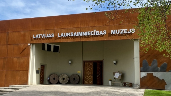 Latvijas Lauksaimniecības muzeja priekšplāna kopskats. Ieejas durvis maija mēnesī
