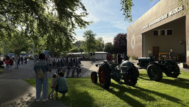 Muzeja apmeklētāji iesaistās Muzeju nakts pasākuma norisē