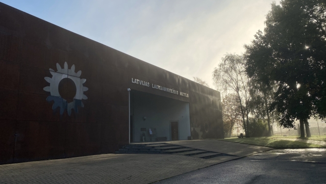 Latvijas Lauksaimniecības muzeja ēka rudens dūmakainajos toņos