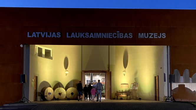 izgaismota muzeja galvenā ieeja pēc saules norietēšanas, priekšplāns