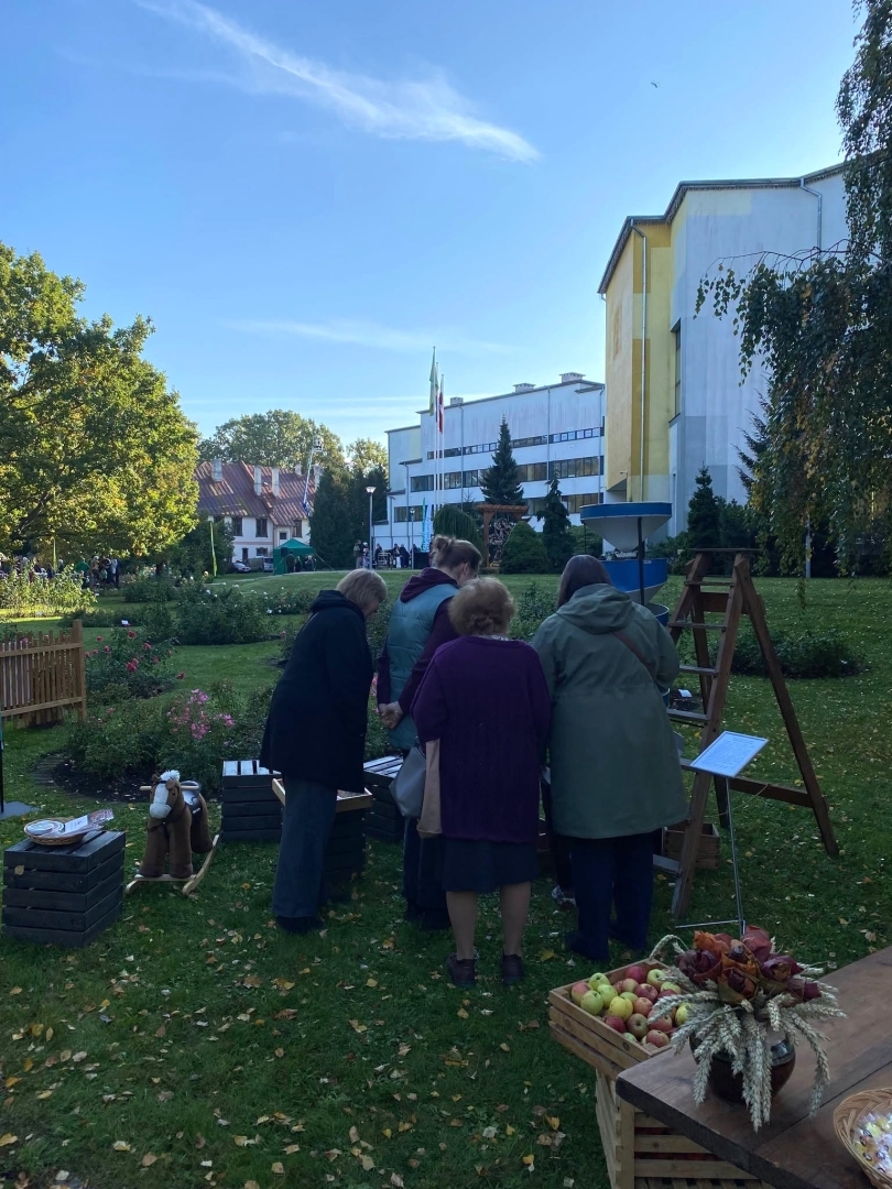 Ražas svētku apmeklētāji iepazīstas ar graudu šķirotāju