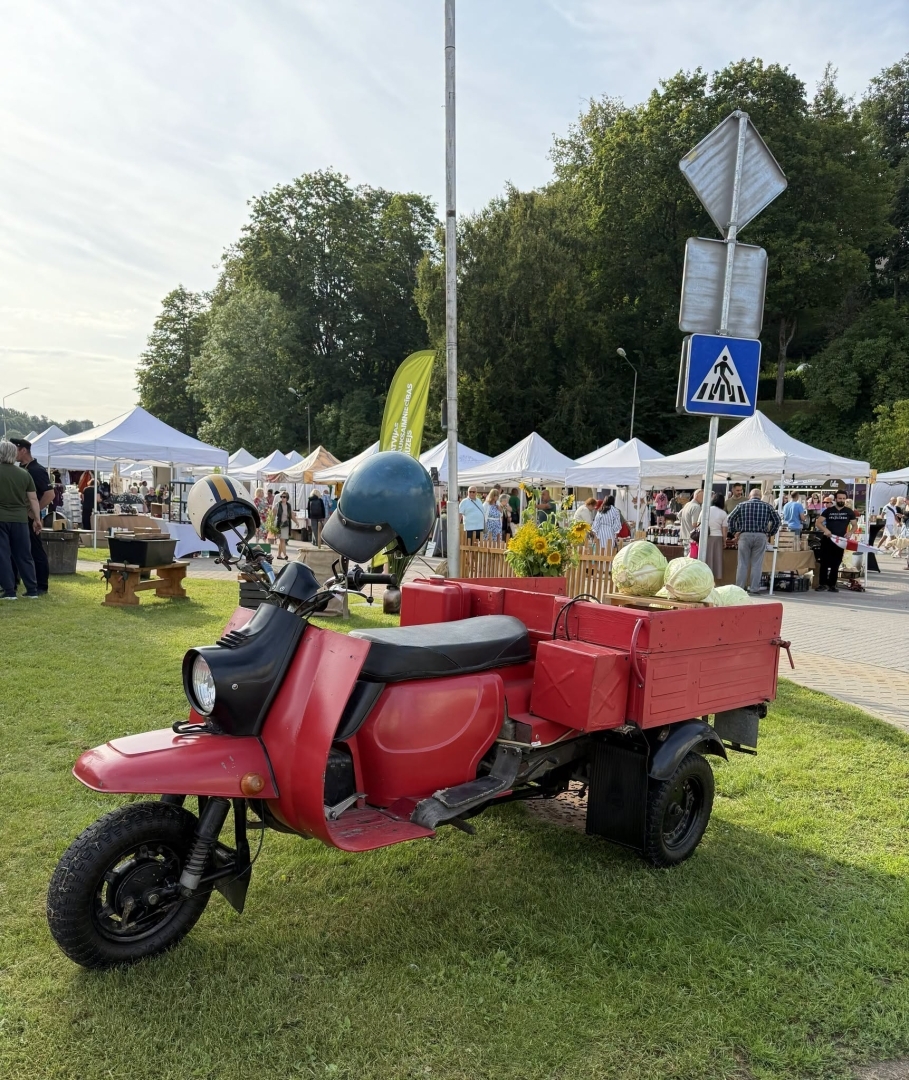 Sarkans kravas motorollers “Muravej” sakrāmēts ar kāpostiem pie ieejas Dižmāras gadatirgū Talsos