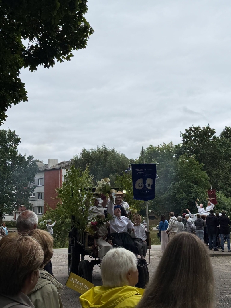 Cilvēku pūlis sveic lauksaimniecības tehnikas parādes dalībniekus