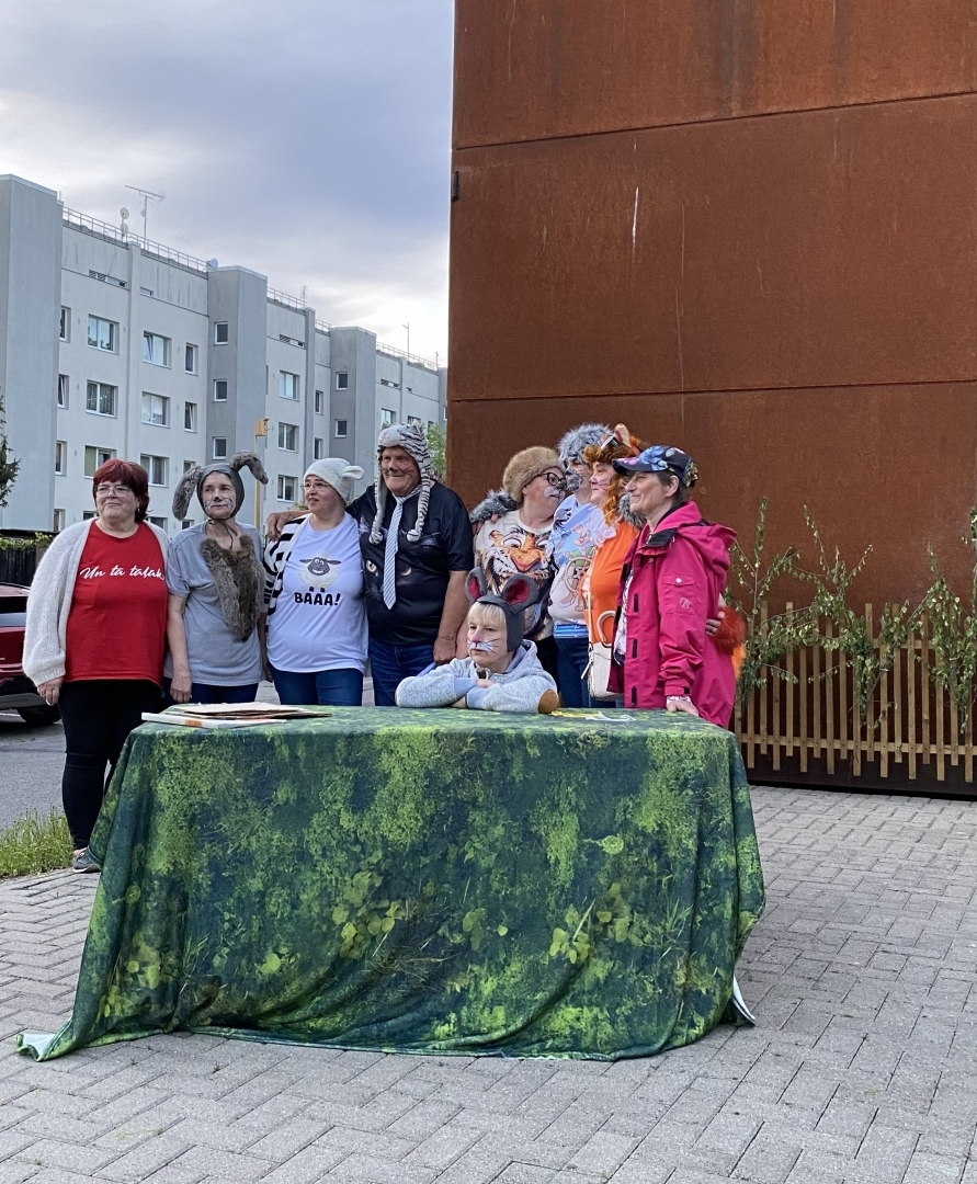 Amatierteātra mākslinieki iepozē vienkopus pie muzeja sienas Muzeja nakts pasākuma laikā