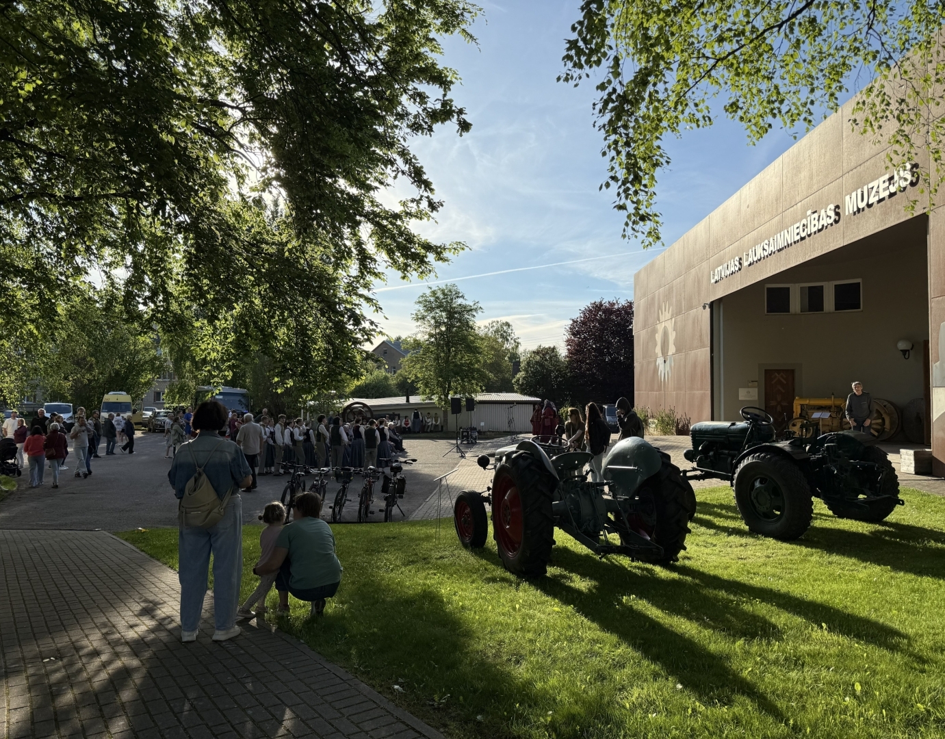 Muzeja apmeklētāji iesaistās Muzeju nakts pasākuma norisē