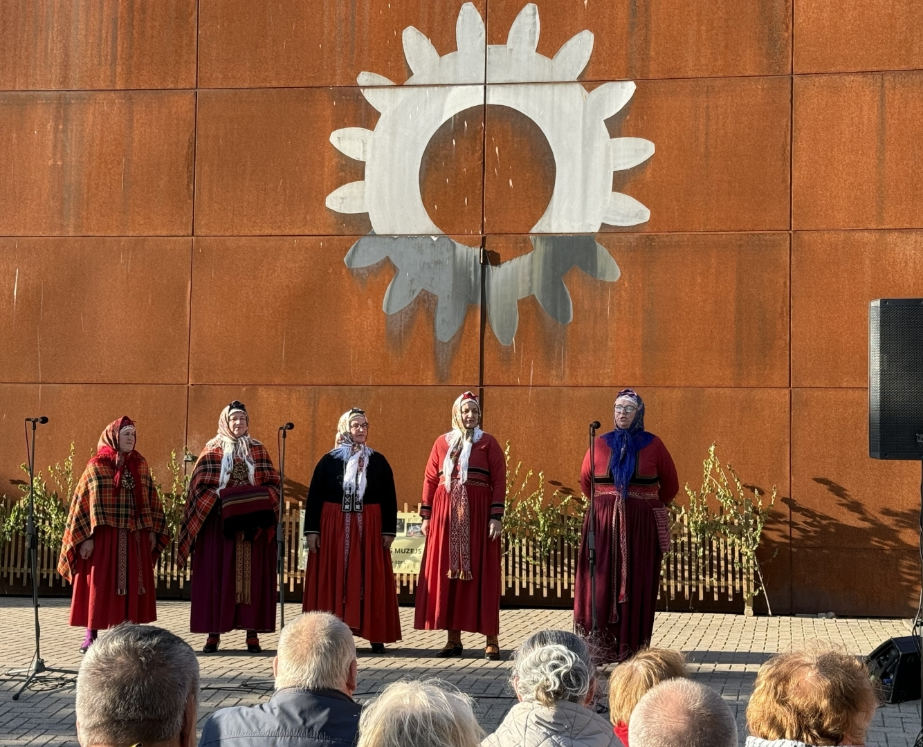 Folkloras kopa sniedz priekšnesumu Muzeju nakts pasākuma apmeklētājiem