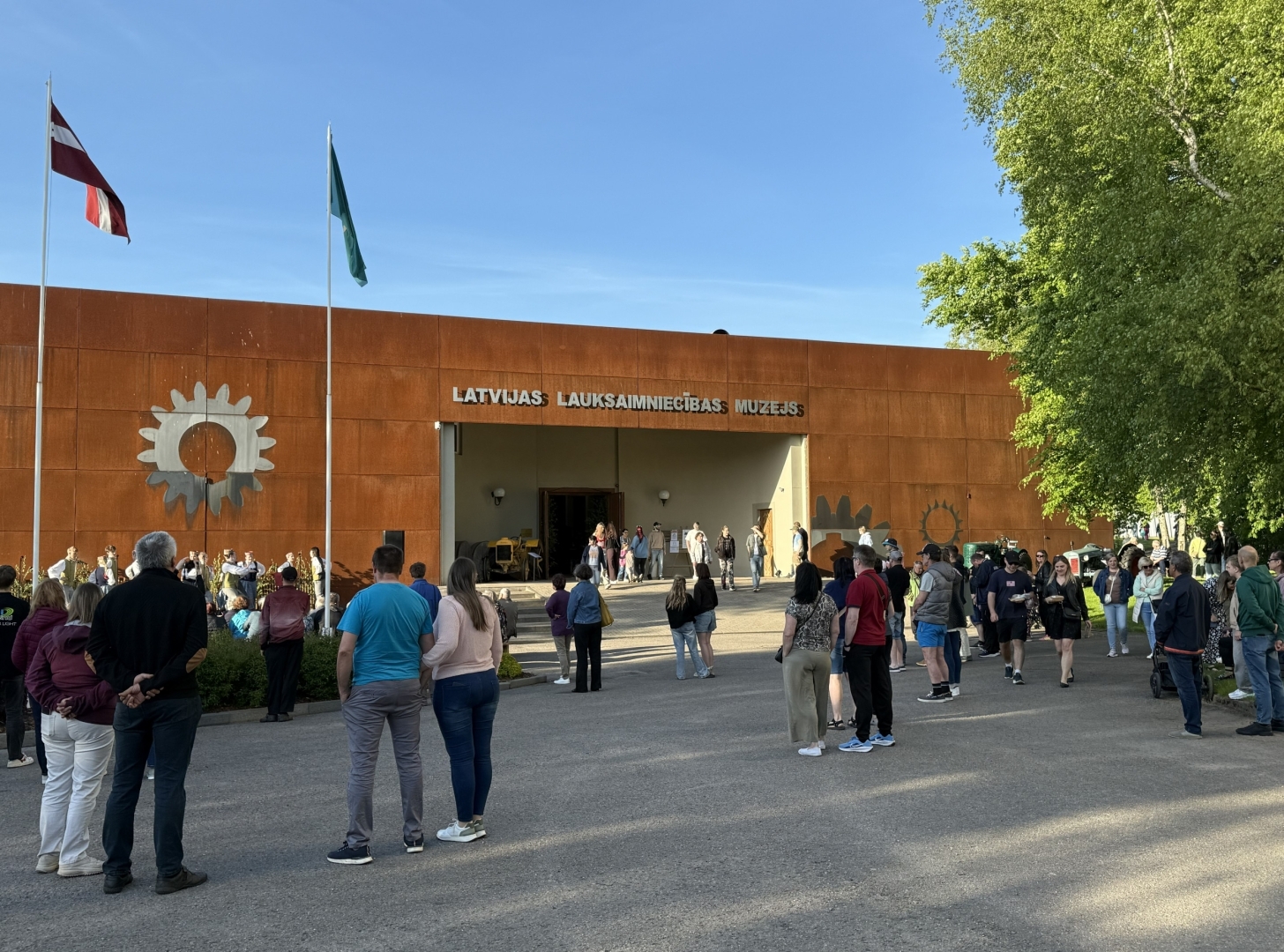 Muzeja apmeklētāji muzeja pagalmā bauda pasākuma Muzeja nakts atmosfēru