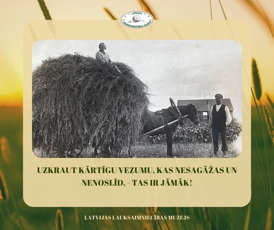 Muzeja izstādes informatīvais stends. Vidū cilvēki pozē pie tikko uzkrauta siena zirga pajūgā pirms mājās vešanas. Fonā stilizēts saulriets pļavā