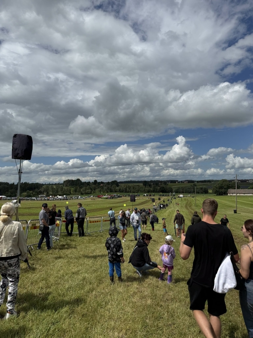 Pasākuma "Traktordiena 2026" apmeklētāji vēro traktoru parādi