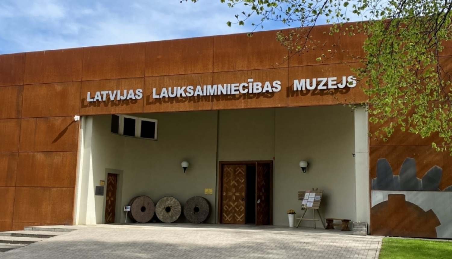 Latvijas Lauksaimniecības muzeja priekšplāna kopskats. Ieejas durvis maija mēnesī