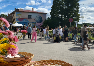 Ielas skats no Latvijas Lauksaimniecības muzeja telts. Gadatirgus apmeklētāji dodas savās gaitās tirgū