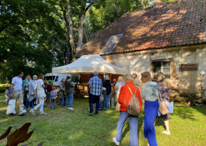 Krāsaini svētku dalībnieki pie Latvijas Lauksaimniecības muzeja ekspresizstādes “Sieru ēdu, pienu dzēru, sūkalās(i) mazgājos” stenda