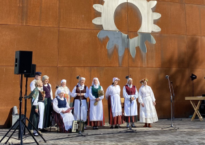 Folkloras kopa muzicē pie brūnās Latvijas Lauksaimniecības muzeja sienas