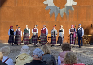 Folkloras kopa muzicē pie brūnās Latvijas Lauksaimniecības muzeja sienas