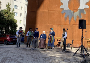 Kapela muzicē pie brūnās Latvijas Lauksaimniecības muzeja sienas