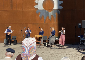 Kapela muzicē pie brūnās Latvijas Lauksaimniecības muzeja sienas