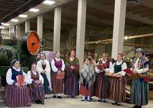 Folkloras kopa uzstājas apmeklētājiem muzeja telpās Muzeju nakts pasākuma laikā