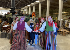 Folkloras kopa muzicē un iet rotaļās kopā ar apmeklētājiem Latvijas Lauksaimniecības muzeja telpās