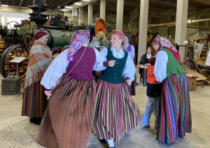 Folkloras kopa muzicē un iet rotaļās kopā ar apmeklētājiem Latvijas Lauksaimniecības muzeja telpās