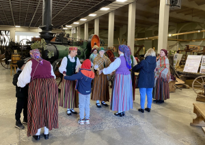 Folkloras kopa muzicē un iet rotaļās kopā ar apmeklētājiem Latvijas Lauksaimniecības muzeja telpās