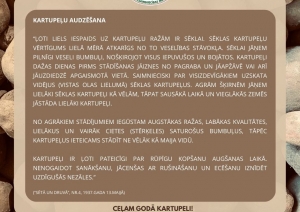 Muzeja izstādes informatīvais stends. Vidū aprakstošā daļa par kartupeļu audzēšanu brūnganos toņos. Fonā kartupeļi tuvplānā