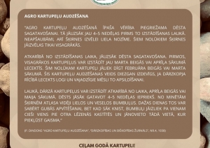 Muzeja izstādes informatīvais stends. Vidū aprakstošā daļa par agro kartupeļu audzēšanu brūnganos toņos. Fonā kartupeļi tuvplānā