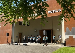 Muzeja galvenā ieeja, pie kuras tiek izdejotas līnijdejas