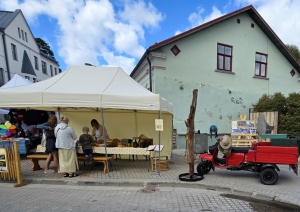 Beišīga telts ar biškopības piederumiem no Latvijas Lauksaimniecības muzeja krājuma pilsētvidē