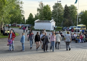 Plašs un krāsains apmeklētāju skaits muzeja pagalmā Muzeju nakts pasākuma laikā