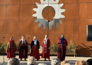 Folkloras kopa sniedz priekšnesumu Muzeju nakts pasākuma apmeklētājiem