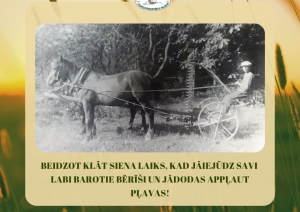 Muzeja izstādes informatīvais stends. Vidū cilvēks ar iejūgtu zirga pļaujmašīnu darba procesā. Fonā stilizēts saulriets pļavā