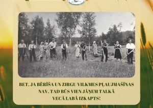 Muzeja izstādes infornatīvais stends. Vidū cilvēki ar izkaptīm pļauj zāli. Fonā stilizēts saulriets pļavā