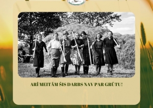 Muzeja izstādes informatīvais stends. Vidū sievietes ar siena dakšām siena talkas laikā. Fonā stilizēts saulriets pļavā