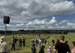 Pasākuma "Traktordiena 2026" apmeklētāji vēro traktoru parādi