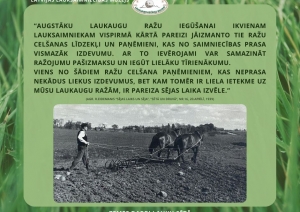 Muzeja izstādes informatīvais stends. Vidū bilde - cilvēks vada divus zirgus, kuri velk sēklas iestrādes iekārtu, ecēšas. Fons zaļos toņos, zāle tuvplānā.