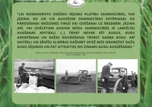 Muzeja izstādes informatīvais stends. Vidū trīs bildes - cilvēki sagatavo sēklu, ar traktortehniku velk sējmašīnu, iestrādā sēklu un vērtē sēklas kvalitātes un traktora spēju pēc sējas darbiem. Fons zaļos toņos, zāle tuvplānā.