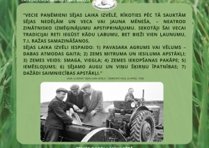 Muzeja izstādes informatīvais stends. Vidū bilde - tehnika gatava sējas darbiem, bet vairāki kungi pozē ar sēklas bēršanu sējmašīnā un traktora gatavību darbu uzsākšanai. Fons zaļos toņos, zāle tuvplānā.