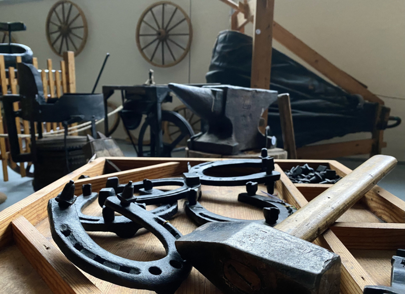 Dažādi kalēja aroda darbarīki un gatavie zirga apkalšanas piederumi
