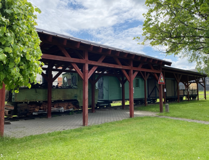 Zaļš mazbānītis zem nojumes