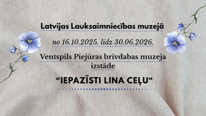 Foto izstādes afiša. Attēlā redzamas zilas puķes uz pelēka, krokota linu auduma