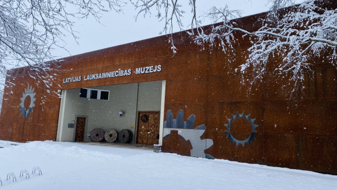 Latvijas Lauksaimniecības muzeja ēka sniegotā ainavā