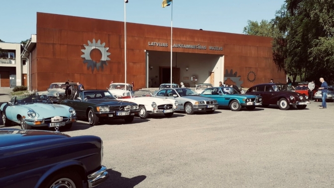 Dažādi retro auto pie muzeja fasādes