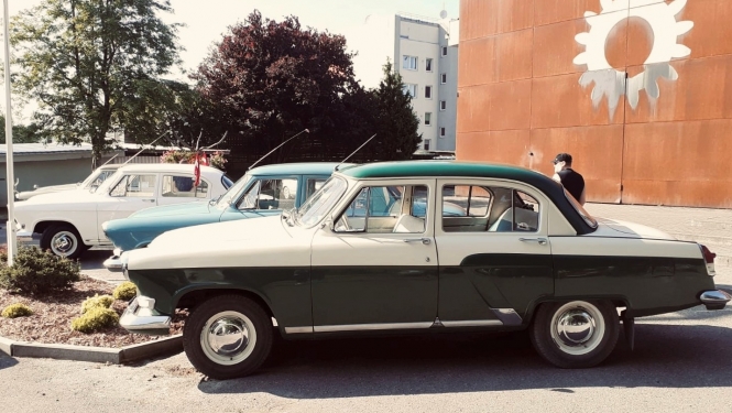 Dažādi retro auto pie muzeja fasādes