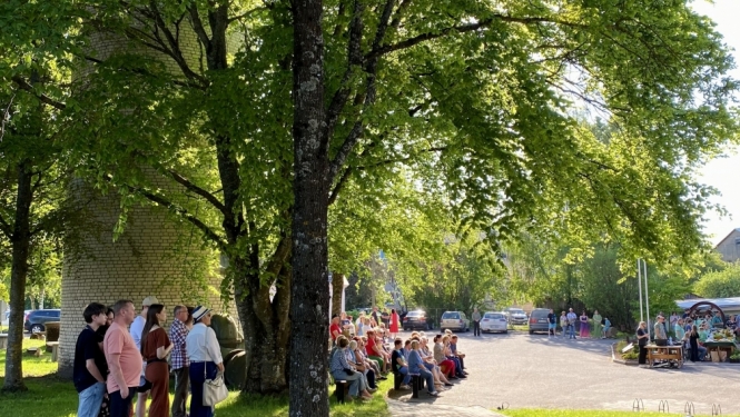 Skatītāji kuplā skaitā aktīvi vēro aktivitātes muzeja pasākumā