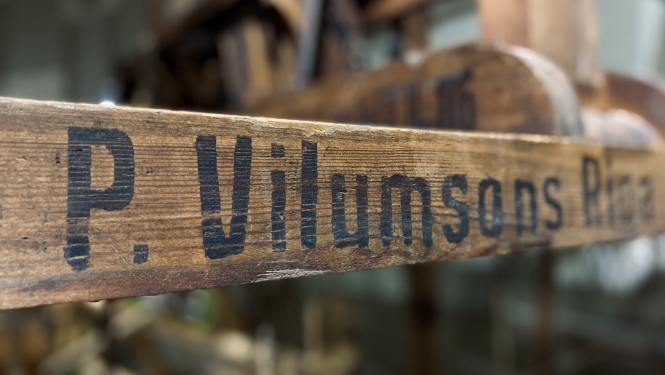 P. Viļumsons – uzraksts uz steļļu malas