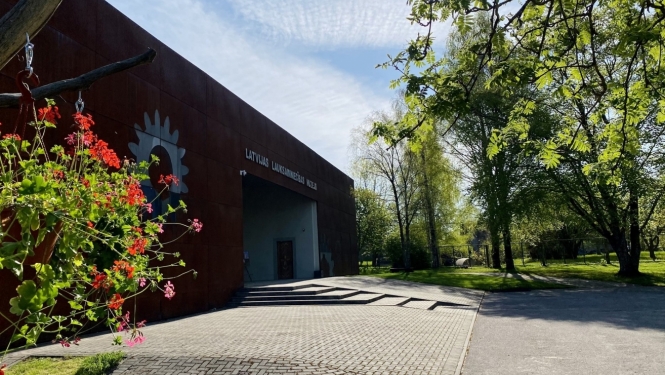 Muzeja skats no centrālo durvju puses saulainā, pavasara dienā