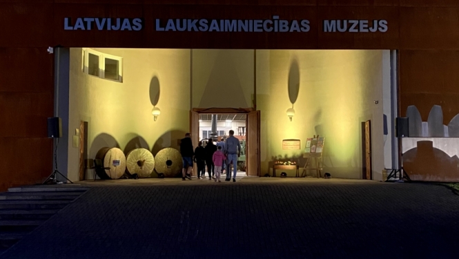 izgaismota muzeja galvenā ieeja pēc saules norietēšanas, priekšplāns