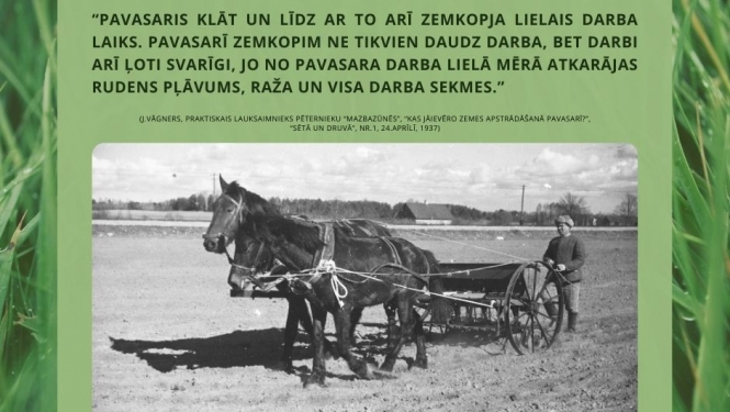 Muzeja izstādes informatīvais stends. Vidū bilde - cilvēks vada divus zirgus, kuri velk pļaujmašīnu. Fons zaļos toņos, zāle tuvplānā.